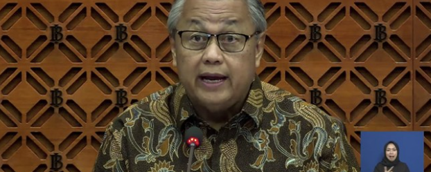 Pernyataan Gubernur Bank Indonesia (BI), Perry Warjiyo, yang menyatakan bahwa ekonomi Amerika Serikat (AS) mulai merana, telah memicu perbincangan hangat di kalangan pelaku pasar. Pernyataan tersebut disampaikan dalam acara Konferensi Pers BI pada awal pekan ini, di mana Perry memprediksi bahwa pertumbuhan ekonomi AS akan melambat dalam waktu dekat. Menariknya, pernyataan ini justru disambut positif oleh pasar global, yang melihatnya sebagai sinyal positif bagi ekonomi dunia. Bagaimana sebenarnya kondisi ekonomi AS yang disebut merana? Mengapa pernyataan Perry justru disambut positif oleh pasar global? Artikel ini akan membahas lebih dalam mengenai pernyataan tersebut dan implikasinya bagi ekonomi global. Analisis Ekonomi AS: Mengapa Perry Warjiyo Menyebut AS Mulai Merana? Gubernur BI, Perry Warjiyo, dalam pernyataannya, mengindikasikan bahwa ekonomi AS sedang mengalami tanda-tanda kelemahan, yang dapat dilihat dari beberapa faktor penting: 1. Inflasi yang Tinggi dan Berkelanjutan: Salah satu faktor utama yang menandakan kondisi ekonomi AS yang mulai merana adalah inflasi yang tinggi dan berkelanjutan. Selama lebih dari satu tahun terakhir, inflasi di AS telah berada di atas target The Federal Reserve (Fed), bank sentral AS. Pada bulan Juni 2023, inflasi mencapai 3%, masih di atas target Fed sebesar 2%. Inflasi yang tinggi ini membebani konsumen, menekan daya beli, dan memperlambat pertumbuhan ekonomi. 2. Kenaikan Suku Bunga yang Agresif: Untuk mengendalikan inflasi, Fed telah melakukan serangkaian kenaikan suku bunga agresif sejak awal tahun 2022. Kenaikan suku bunga ini bertujuan untuk memperlambat pertumbuhan ekonomi dan mengurangi permintaan, sehingga menekan harga. Namun, kebijakan ini memiliki dampak sampingan, yaitu melambatnya aktivitas ekonomi dan meningkatkan risiko resesi. 3. Pelemahan Pasar Kerja: Seiring dengan kenaikan suku bunga, pasar kerja AS juga menunjukkan tanda-tanda pelemahan. Jumlah lapangan kerja baru yang tercipta pada bulan Juni 2023 tercatat lebih rendah dari ekspektasi. Selain itu, tingkat pengangguran juga mengalami kenaikan, meskipun masih berada di level yang rendah. Pelemahan pasar kerja menunjukkan bahwa pertumbuhan ekonomi AS sedang melambat, dan dapat menjadi indikator awal resesi. 4. Ketidakpastian Ekonomi Global: Situasi ekonomi global yang tidak menentu juga memberikan tekanan pada ekonomi AS. Perang dagang antara AS dan China, gejolak geopolitik di berbagai negara, dan krisis energi di Eropa, semuanya memberikan ketidakpastian bagi pertumbuhan ekonomi global, termasuk AS. 5. Defisit Anggaran yang Tinggi: AS telah mengalami defisit anggaran yang tinggi selama beberapa tahun terakhir. Defisit anggaran ini diproyeksikan akan terus meningkat dalam jangka pendek, yang akan meningkatkan tekanan pada keuangan negara dan dapat menghambat pertumbuhan ekonomi. Kesimpulan: Berdasarkan faktor-faktor di atas, Perry Warjiyo berpendapat bahwa ekonomi AS sedang mengalami tanda-tanda kelemahan dan berpotensi mengalami resesi. Kondisi ini merupakan tantangan bagi ekonomi global, mengingat AS merupakan ekonomi terbesar di dunia dan memiliki pengaruh yang besar terhadap perekonomian global. Dampak Ekonomi AS Terhadap Ekonomi Global: Kondisi ekonomi AS yang disebut merana oleh Perry Warjiyo memiliki dampak yang signifikan terhadap ekonomi global. Beberapa dampak tersebut antara lain: 1. Pelemahan Ekonomi Global: Sebagai ekonomi terbesar di dunia, AS memiliki pengaruh yang besar terhadap pertumbuhan ekonomi global. Pelemahan ekonomi AS akan berdampak pada permintaan global, sehingga dapat menyebabkan perlambatan pertumbuhan ekonomi di berbagai negara. 2. Penurunan Harga Komoditas: Pelemahan ekonomi AS berpotensi menyebabkan penurunan harga komoditas global, seperti minyak mentah dan logam mulia. Hal ini disebabkan oleh berkurangnya permintaan dari AS terhadap komoditas tersebut. 3. Volatilitas Pasar Keuangan: Kondisi ekonomi AS yang tidak menentu dapat menyebabkan volatilitas di pasar keuangan global. Investor menjadi lebih risk-averse dan cenderung menarik investasi mereka dari pasar saham dan aset berisiko lainnya. 4. Tekanan pada Mata Uang Emerging Market: Pelemahan ekonomi AS dapat menyebabkan investor menarik dana dari negara berkembang (emerging market). Hal ini akan menekan nilai tukar mata uang negara berkembang dan meningkatkan risiko krisis keuangan di negara-negara tersebut. 5. Penurunan Aliran Modal: Pelemahan ekonomi AS dapat menyebabkan penurunan aliran modal ke negara berkembang. Investor menjadi lebih enggan untuk menanamkan modal di negara-negara yang dianggap berisiko, termasuk negara berkembang. 6. Kenaikan Harga Impor: Pelemahan nilai tukar mata uang negara berkembang terhadap dolar AS dapat menyebabkan kenaikan harga impor dari AS. Hal ini akan membebani konsumen dan dapat memperlambat pertumbuhan ekonomi di negara berkembang. Kesimpulan: Dampak ekonomi AS terhadap ekonomi global sangat luas dan kompleks. Pelemahan ekonomi AS berpotensi menyebabkan perlambatan pertumbuhan ekonomi global, volatilitas pasar keuangan, dan tekanan pada mata uang negara berkembang. Mengapa Pasar Global Justru Lega dengan Pernyataan Perry Warjiyo? Meskipun pernyataan Perry Warjiyo tentang kondisi ekonomi AS yang merana terdengar negatif, pasar global justru meresponnya dengan positif. Ada beberapa alasan di balik reaksi positif ini: 1. Harapan Pelonggaran Kebijakan Moneter: Pernyataan Perry Warjiyo tentang pelemahan ekonomi AS dapat menjadi sinyal bagi Fed untuk mempertimbangkan pelonggaran kebijakan moneter. Jika Fed memangkas suku bunga, maka akan lebih mudah bagi negara berkembang untuk menarik investasi dan menarik modal asing. Hal ini dapat membantu mendorong pertumbuhan ekonomi di negara berkembang. 2. Penurunan Risiko Resesi Global: Pernyataan Perry Warjiyo juga mengindikasikan bahwa resesi di AS mungkin tidak akan sedalam yang diperkirakan sebelumnya. Hal ini dapat mengurangi risiko resesi global dan meningkatkan kepercayaan investor terhadap ekonomi dunia. 3. Peluang bagi Ekonomi Emerging Market: Pelemahan ekonomi AS dapat membuka peluang bagi ekonomi negara berkembang untuk menaikkan ekspor mereka ke negara-negara lain. Hal ini dapat membantu mendorong pertumbuhan ekonomi di negara berkembang. 4. Penurunan Harga Komoditas yang Menguntungkan: Pelemahan ekonomi AS juga dapat menyebabkan penurunan harga komoditas, yang akan menguntungkan negara-negara berkembang yang merupakan importir komoditas. 5. Perbaikan Kondisi Pasar Keuangan: Pernyataan Perry Warjiyo dapat membantu menstabilkan pasar keuangan global dan mengurangi volatilitas. Hal ini dapat meningkatkan kepercayaan investor dan mendorong aliran modal ke negara berkembang. Kesimpulan: Pernyataan Perry Warjiyo tentang kondisi ekonomi AS yang merana justru disambut positif oleh pasar global karena pasar melihatnya sebagai sinyal positif bagi ekonomi global. Pasar berharap bahwa pernyataan Perry Warjiyo akan mendorong Fed untuk mempertimbangkan pelonggaran kebijakan moneter, yang akan memberikan manfaat bagi ekonomi negara berkembang. Strategi Menghadapi Tantangan Ekonomi Global: Di tengah tantangan ekonomi global yang dipicu oleh pelemahan ekonomi AS, negara berkembang perlu menerapkan strategi yang tepat untuk menghadapi situasi tersebut. Beberapa strategi yang dapat diterapkan antara lain: 1. Memperkuat Fundamental Ekonomi: Negara berkembang perlu fokus pada upaya untuk memperkuat fundamental ekonomi mereka, seperti meningkatkan daya saing, meningkatkan kualitas sumber daya manusia, dan meningkatkan infrastruktur. 2. Mengelola Risiko Keuangan: Negara berkembang perlu mengelola risiko keuangan dengan baik, seperti mengendalikan inflasi, menjaga stabilitas nilai tukar, dan memperkuat sistem keuangan. 3. Diversifikasi Ekonomi: Negara berkembang perlu melakukan diversifikasi ekonomi untuk mengurangi ketergantungan pada AS dan pasar global lainnya. 4. Meningkatkan Kerjasama Regional: Negara berkembang perlu meningkatkan kerjasama regional untuk meningkatkan daya saing dan memperkuat posisi tawar menawar di pasar global. 5. Memperkuat Diplomasi Ekonomi: Negara berkembang perlu memperkuat diplomasi ekonomi untuk membangun hubungan yang baik dengan negara-negara lain, termasuk AS. 6. Memanfaatkan Peluang: Di tengah tantangan, negara berkembang juga perlu memanfaatkan peluang yang ada, seperti meningkatnya permintaan terhadap produk dan jasa dari negara berkembang di pasar global. Kesimpulan: Strategi yang tepat akan membantu negara berkembang untuk mengatasi tantangan ekonomi global dan memanfaatkan peluang yang ada untuk mendorong pertumbuhan ekonomi. Implikasi bagi Indonesia: Pernyataan Perry Warjiyo tentang kondisi ekonomi AS yang merana memiliki implikasi yang signifikan bagi Indonesia. Beberapa implikasi tersebut antara lain: 1. Tekanan pada Nilai Tukar Rupiah: Pelemahan ekonomi AS berpotensi menekan nilai tukar rupiah terhadap dolar AS. Hal ini dapat menyebabkan kenaikan harga impor dan membebani konsumen. 2. Penurunan Aliran Modal Asing: Pelemahan ekonomi AS dapat menyebabkan investor menarik dana mereka dari pasar keuangan Indonesia. Hal ini dapat menyebabkan penurunan aliran modal asing dan memperlambat pertumbuhan ekonomi. 3. Risiko Inflasi: Kenaikan harga impor akibat pelemahan rupiah dapat meningkatkan risiko inflasi di Indonesia. 4. Tantangan bagi Sektor Ekspor: Pelemahan ekonomi global dapat menyebabkan penurunan permintaan terhadap produk ekspor Indonesia, terutama ke AS. 5. Peluang bagi Industri Domestik: Pelemahan ekonomi AS dapat menjadi peluang bagi industri domestik untuk meningkatkan pangsa pasar di Indonesia. Kesimpulan: Pernyataan Perry Warjiyo tentang kondisi ekonomi AS yang merana memiliki implikasi yang kompleks bagi Indonesia. Pemerintah Indonesia perlu mempersiapkan diri untuk menghadapi tantangan tersebut dan memanfaatkan peluang yang ada untuk mendorong pertumbuhan ekonomi.