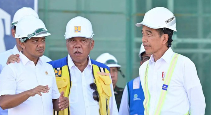 Dalam beberapa tahun terakhir, isu pemindahan Ibu Kota Negara (IKN) dari Jakarta ke Nusantara telah menjadi topik hangat yang mencuri perhatian publik. Proyek ambisius ini bertujuan untuk mendistribusikan pusat pemerintahan dan ekonomi Indonesia ke wilayah yang lebih strategis dan berkelanjutan. Namun, baru-baru ini Presiden Joko Widodo (Jokowi) mengeluarkan pernyataan yang cukup mengejutkan, di mana beliau menyatakan bahwa tidak ingin Aparatur Sipil Negara (ASN) dipindahkan secara terburu-buru ke IKN. Keputusan ini tentunya menyimpan beragam alasan yang patut untuk dikaji lebih mendalam. Artikel ini akan membahas alasan di balik keputusan tersebut, serta implikasinya terhadap ASN dan pembangunan IKN itu sendiri. 1. Alasan Ekonomi dan Infrastruktur Salah satu alasan utama di balik keputusan Jokowi untuk tidak memindahkan ASN secara terburu-buru adalah terkait dengan aspek ekonomi dan infrastruktur yang masih belum sepenuhnya siap. Pemindahan IKN tidak hanya melibatkan relokasi pegawai pemerintah, tetapi juga memerlukan dukungan infrastruktur yang memadai agar proses transisi dapat berjalan lancar. Pembangunan infrastruktur seperti jalan, transportasi umum, dan fasilitas publik lainnya masih dalam tahap perencanaan dan pembangunan. Tanpa infrastruktur yang solid, pemindahan ASN akan berisiko mengganggu kinerja pemerintahan. Ketidakpastian mengenai kesiapan infrastruktur ini juga menjadi perhatian bagi banyak pihak. ASN yang dipindahkan ke IKN akan membutuhkan akses yang baik ke tempat kerja dan fasilitas pendukung lainnya, seperti sekolah dan rumah sakit. Jika infrastruktur masih dalam tahap pengembangan, hal ini bisa menimbulkan masalah serius bagi ASN dan keluarganya, yang tentunya akan berdampak pada produktivitas dan kesejahteraan mereka. Selain itu, pemindahan ASN yang terburu-buru dapat memperburuk kondisi ekonomi di daerah yang ditinggalkan. Jakarta sebagai pusat ekonomi Indonesia masih memerlukan tenaga kerja yang handal, dan kehilangan ASN secara masif dapat memengaruhi layanan publik serta operasional pemerintahan. Jokowi menyadari bahwa transisi ini harus dilakukan secara hati-hati agar dampak negatifnya dapat diminimalkan. Selanjutnya, terkait dengan pemindahan ASN, terdapat juga pertimbangan biaya yang tidak sedikit. Pemindahan ini memerlukan anggaran yang besar untuk pembangunan infrastruktur dan fasilitas yang mendukung. Bila dipaksakan, dikhawatirkan anggaran tersebut tidak dapat mencukupi kebutuhan lain yang juga penting bagi masyarakat. Oleh karena itu, keputusan untuk tidak buru-buru dalam memindahkan ASN adalah langkah strategis guna memastikan kondisi ekonomi dan infrastruktur yang lebih baik di IKN. 2. Kesiapan Sumber Daya Manusia (SDM) Kesiapan sumber daya manusia (SDM) juga menjadi faktor penting dalam keputusan untuk tidak memindahkan ASN secara cepat. ASN yang ada di Jakarta sudah terbiasa dengan sistem dan prosedur yang berlaku di pemerintahan pusat. Pemindahan mereka ke IKN memerlukan adaptasi yang tidak dapat dilakukan dalam waktu singkat. Proses adaptasi ini mencakup pemahaman tentang regulasi baru, prosedur yang mungkin berbeda, serta budaya kerja yang juga bisa beragam. Melalui pendekatan yang lebih lambat, pemerintah memiliki kesempatan untuk memberikan pelatihan dan pembekalan kepada ASN agar mereka siap menghadapi tantangan baru di IKN. Pelatihan ini penting untuk memastikan bahwa ASN dapat menjalankan tugas dan tanggung jawabnya dengan baik, meskipun berada di lingkungan yang baru. Dengan demikian, produktivitas ASN dapat terjaga dan pelayanan publik tetap optimal. Selain itu, keberadaan ASN di IKN juga harus memperhitungkan aspek keberagaman dan inklusivitas. Pemindahan ASN dari berbagai daerah di Indonesia ke satu lokasi baru dapat menyentuh berbagai perbedaan budaya dan cara kerja. Oleh karena itu, penting untuk memastikan bahwa proses pemindahan tersebut dilakukan dengan cermat, agar tidak menimbulkan konflik atau kesalahpahaman di antara ASN yang berasal dari latar belakang yang berbeda. Pemerintah juga perlu mempertimbangkan kesejahteraan ASN dan keluarganya. Relokasi ASN ke IKN seharusnya tidak hanya menguntungkan dari sisi pekerjaan, tetapi juga harus memperhatikan aspek kehidupan sosial dan ekonomi mereka. Dengan memberikan waktu yang cukup untuk persiapan, ASN dapat merencanakan perpindahan dengan lebih baik, mulai dari tempat tinggal hingga pendidikan anak-anak mereka. Semua ini menjadi alasan kuat bagi Jokowi untuk tidak terburu-buru dalam memindahkan ASN. 3. Stabilitas Politik dan Sosial Aspek politik dan sosial juga menjadi pertimbangan penting bagi Jokowi dalam keputusan ini. Pemindahan ASN ke IKN tidak hanya berdampak pada pemerintah pusat, tetapi juga pada stabilitas politik dan sosial di seluruh Indonesia. Ada kekhawatiran bahwa pemindahan massal ASN ke IKN dapat menimbulkan ketegangan di daerah lain, terutama di Jakarta, yang mungkin merasa kehilangan perhatian dan sumber daya pemerintah. Ketidakpastian politik juga dapat muncul dari proses pemindahan ASN. Dalam situasi di mana ASN dipindahkan secara mendadak, dapat timbul protes dari mereka yang merasa tidak siap atau tidak setuju dengan keputusan tersebut. Oleh karena itu, penting bagi pemerintah untuk melakukan pendekatan yang transparan dan inklusif, melibatkan ASN dan masyarakat dalam proses pengambilan keputusan. Dengan cara ini, diharapkan akan tercipta rasa saling pengertian dan dukungan dari berbagai pihak. Jokowi juga menyadari bahwa stabilitas sosial di IKN harus dijaga. Memindahkan ASN secara cepat dapat memicu ketidakpuasan di kalangan masyarakat lokal yang merasa bahwa mereka tidak diberikan kesempatan untuk berkontribusi dalam pembangunan IKN. Oleh karena itu, proses pemindahan ASN perlu direncanakan dengan matang, agar masyarakat setempat juga mendapatkan manfaat dari pembangunan tersebut. Lebih jauh, pemindahan ASN ke IKN juga harus mempertimbangkan dampaknya terhadap konsolidasi kekuasaan politik. Jika proses pemindahan ini tidak dikelola dengan baik, dapat muncul persepsi negatif di kalangan masyarakat bahwa pemerintah tidak adil dalam mendistribusikan sumber daya dan kesempatan. Hal ini bisa berdampak pada legitimasi pemerintah dan kepercayaan masyarakat terhadapnya. Dengan demikian, menjaga stabilitas politik dan sosial menjadi salah satu alasan utama Jokowi untuk tidak terburu-buru dalam memindahkan ASN ke IKN. 4. Membangun IKN dengan Berbasis Partisipasi Masyarakat Jokowi juga menekankan pentingnya membangun IKN dengan melibatkan partisipasi masyarakat secara aktif. Proses pembangunan IKN bukan hanya sekadar memindahkan pusat pemerintahan, tetapi juga menciptakan lingkungan yang berkualitas bagi seluruh masyarakat. Dengan melibatkan ASN dalam proses ini, diharapkan mereka dapat memberikan masukan dan ide-ide konstruktif yang akan mendukung keberhasilan pembangunan IKN. Partisipasi masyarakat dalam pembangunan IKN juga diperlukan untuk menciptakan rasa kepemilikan dan tanggung jawab terhadap kota baru ini. ASN yang dipindahkan seharusnya tidak hanya menjadi pekerja pemerintah, tetapi juga menjadi duta pembangunan yang membantu membangun hubungan baik dengan masyarakat lokal. Dengan cara ini, ASN dapat berkontribusi lebih besar terhadap keberhasilan dan keberlanjutan IKN. Jokowi juga menyadari bahwa keberhasilan IKN bergantung pada kerja sama antara pemerintah, ASN, dan masyarakat. Oleh karena itu, tidak bijak jika ASN dipindahkan secara mendadak tanpa melibatkan masyarakat dalam proses pembangunan. Dengan memberikan waktu yang cukup, pemerintah dapat membangun komunikasi yang baik antara semua pihak, yang pada gilirannya akan memperkuat dukungan terhadap proyek IKN. Dengan demikian, keputusan Jokowi untuk tidak terburu-buru memindahkan ASN ke IKN mencerminkan komitmennya untuk membangun IKN yang berkelanjutan dan inklusif. Proses ini harus dilakukan dengan hati-hati, berdasarkan prinsip partisipasi masyarakat, agar semua pihak dapat merasakan manfaat dari pembangunan yang dilakukan. Hal ini menunjukkan bahwa keberhasilan IKN bukan hanya ditentukan oleh faktor fisik, tetapi juga oleh keterlibatan dan dukungan dari seluruh masyarakat. Kesimpulan Keputusan Presiden Jokowi untuk tidak buru-buru memindahkan ASN ke IKN mencerminkan pemikirannya yang komprehensif mengenai berbagai aspek yang terlibat dalam proyek ambisius ini. Dari kesiapan infrastruktur dan ekonomi, hasta kesiapan SDM, stabilitas politik, hingga pentingnya partisipasi masyarakat, semua faktor ini menjadi pertimbangan yang matang sebelum mengambil langkah besar dalam pemindahan ASN. Dengan pendekatan yang hati-hati, diharapkan IKN dapat dibangun dengan lebih baik dan berkelanjutan, serta memberikan manfaat yang optimal bagi seluruh masyarakat Indonesia.